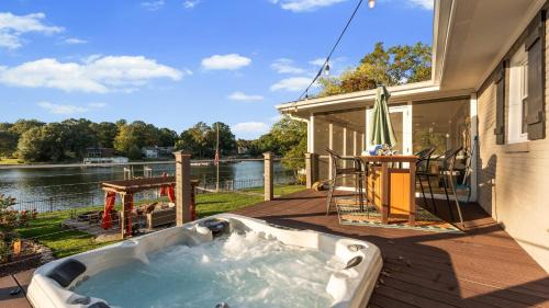Dock Hot Tub Kayaks on Lake Norman Lakeside Gem by AvantStay