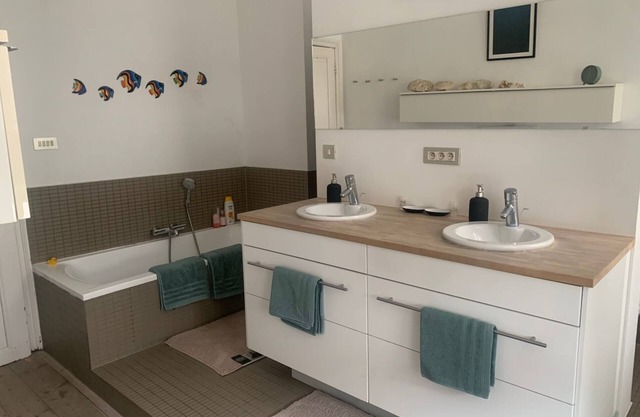 Dock Suites. Two bedroom gueststay with private bathroom and speed wifi.