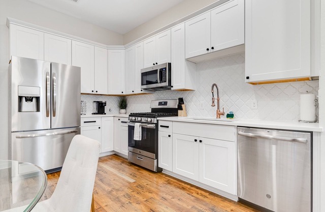 Dog-friendly 2-story house near downtown with grill, washer/dryer, streaming, AC