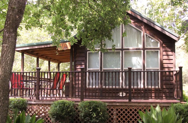 Dog-friendly cabin at a winery w/deck, free WiFi, shared playground, and firepit