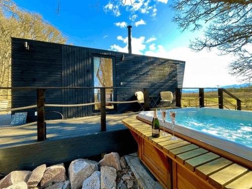 Dog friendly cabin & hot tub and Cairngorm views