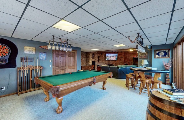 Dog-friendly cabin with private hot tub, foosball, pool table, arcade, fireplace