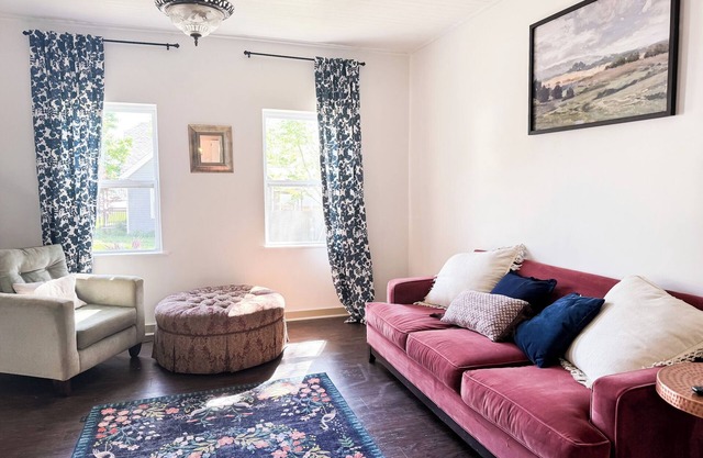 Dog Friendly - Close to Purina - No Cleaning Fee