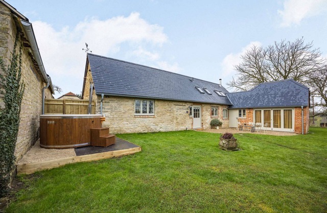 Dog friendly Cotswold cottage with a relaxing hot tub - Ivy Cottage