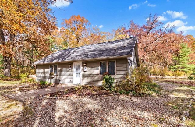 Dog-Friendly Cottage with Hot Tub & Lake Access