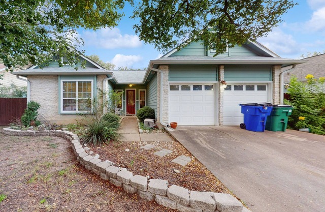 Dog-friendly downtown home with enclosed yard, grill, washer/dryer, patio, & AC