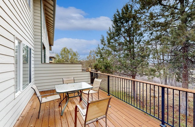 Dog-friendly duplex with access to indoor pool, sports courts, & hiking trails
