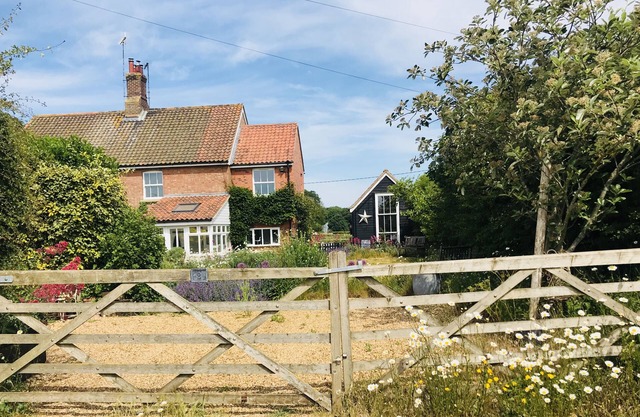Dog friendly Gorgeous North Norfolk farm cottage.