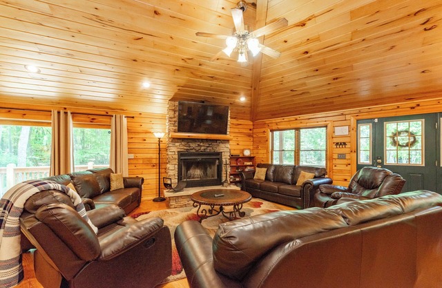 Dog Friendly Hexagon Log Cabin Near Deep Creek Lake
