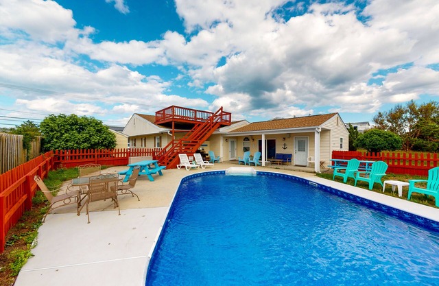 Dog-friendly home w/private pool and washer/dryer, WiFi, central AC, patio, deck