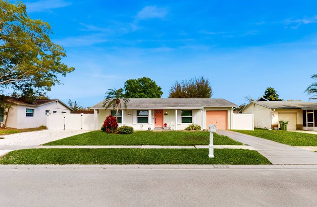 Dog-friendly home with private, heated pool, lanai, BBQ, & W/D