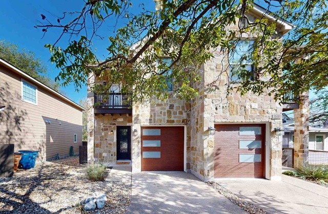 Dog-friendly house with enclosed backyard, W/D, close to Downtown Austin