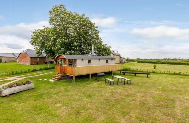 Dog friendly luxury shepherd's hut for 2 in the Cotswolds - Vespers