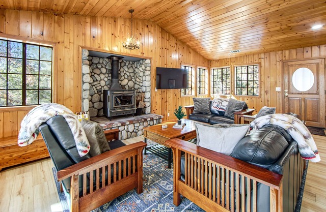 Dog-friendly mountain home with furnished deck, fireplace, washer/dryer & grill