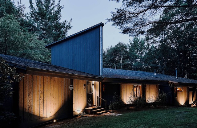 Dog-Friendly Modernist Retreat in Bethel - close to everything