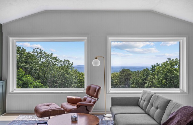 Dog Friendly Mountain Retreat w/ Hot Tub & Firepit
