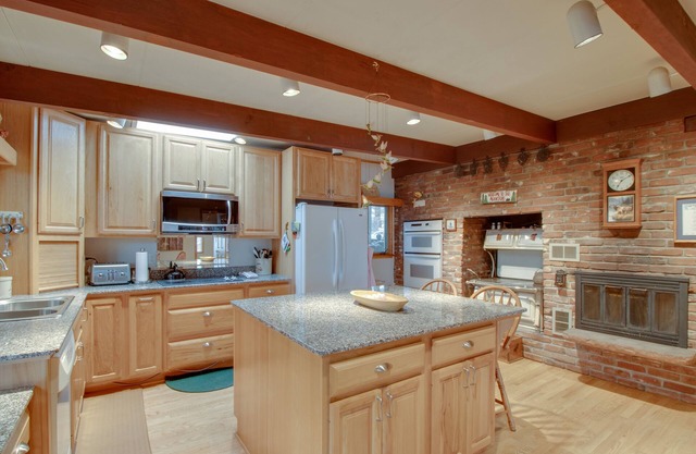 Dog-friendly mountain getaway with kitchen, patio, & mountain view