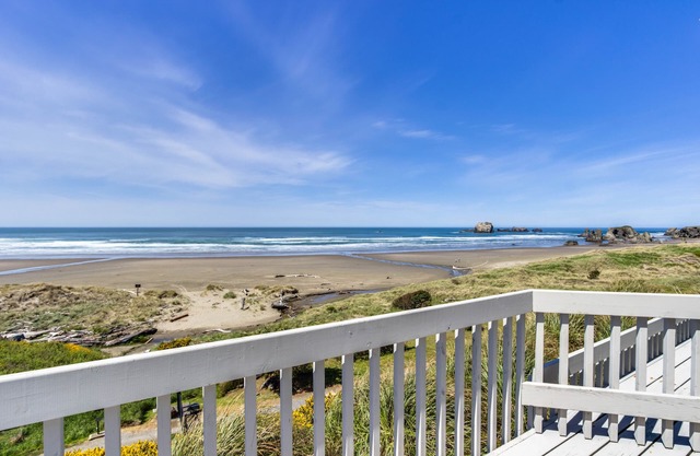 Dog-friendly, oceanfront home w/beach access, and large deck-EV charger