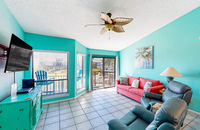 Dog-friendly, poolside townhouse w/community pool, grills, deck, beach gear, AC