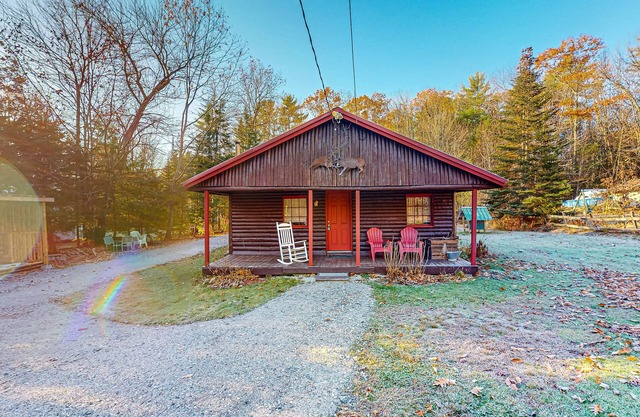 Dog-friendly rustic Maine mountain cottage with private hot tub, firepit & patio
