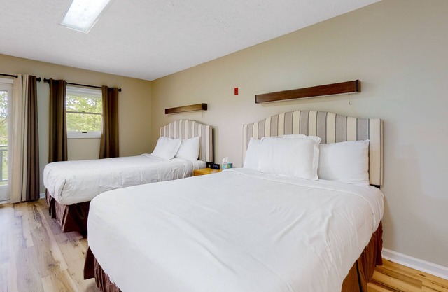 Dog-friendly studio with fitness room & game room - walk to the lake
