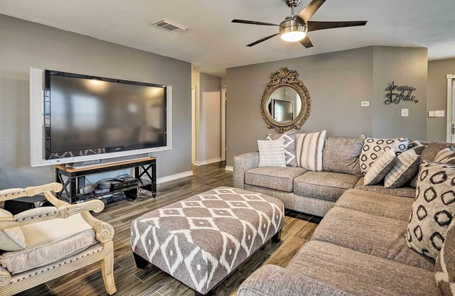 Dog-Friendly Texas Retreat w/ Hot Tub, Patio & Bar
