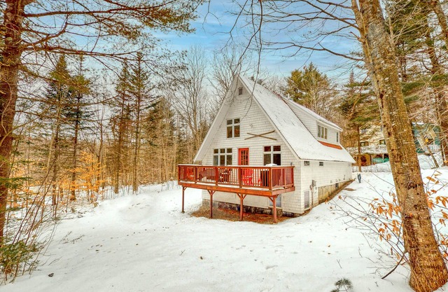 Dog-friendly Woodland home near ski resort with firepit