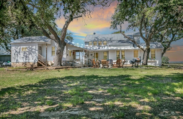 Dollhouse | 1/1 | King Bed | Pet Friendly w/Fee