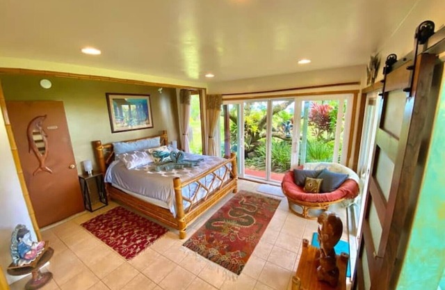 Dolphin Room at Maui Eco Retreat: Ocean Views & Private Waterfall!