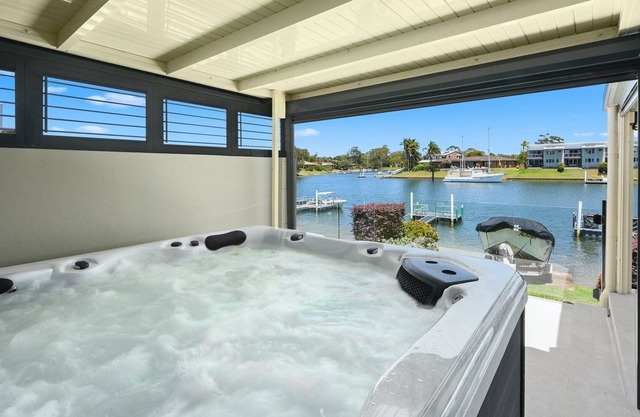 Dolphin Way On The Canal - outdoor spa, private jetty