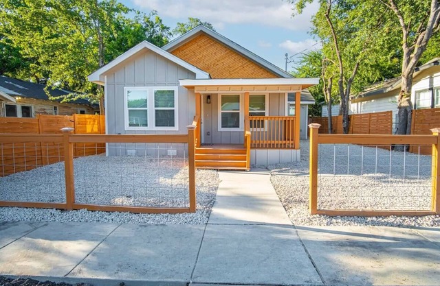 Don't Miss Dynamic 4BR/2BA Near Jolly Riverwalk