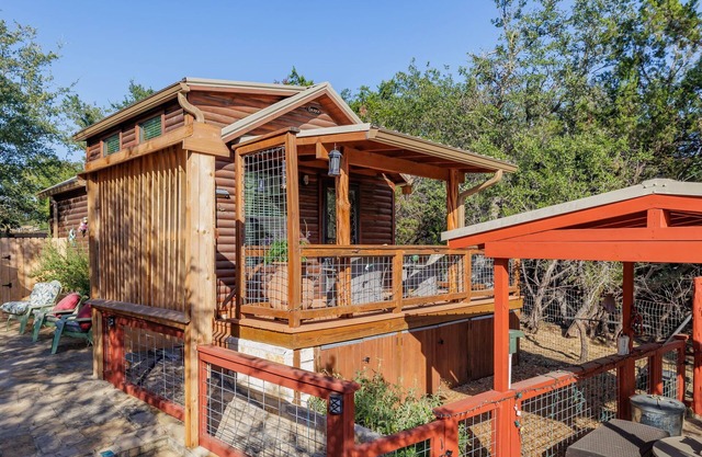 Donkey-Inspired Charming Hideaway for Two, Minutes from Breweries