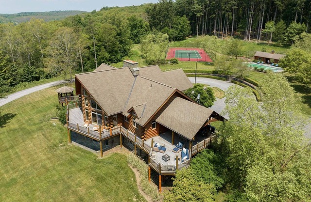 Doodletown Lodge & Cabin: Pool—Pickleball—Tennis+