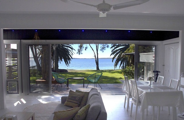 DORAKA, waterfront lake house