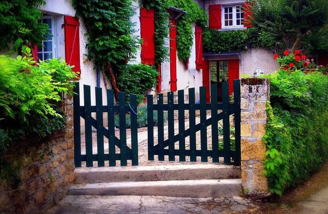 Dordogne riverfront house and garden