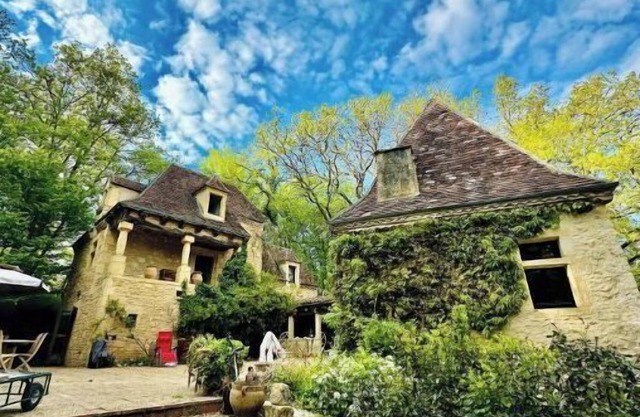 Dordogne: Idyllic stay in an exceptional artist's house with swimming pool.