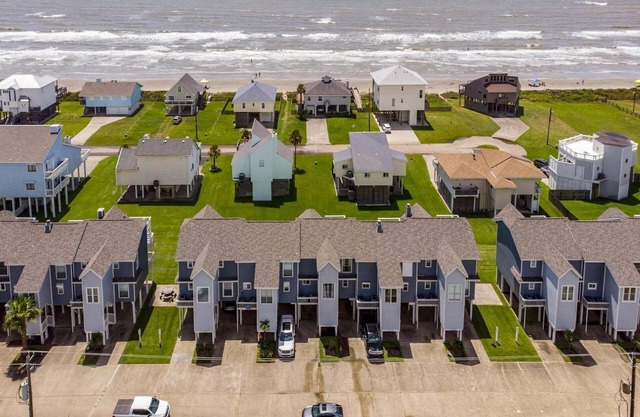 Double Decker-Ocean View, Multiple Decks, Short Walk to Beach!