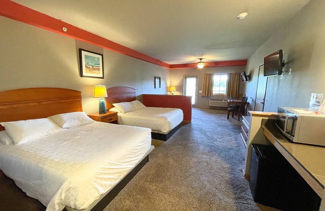 Double Queen Hotel Room @ Spring Brook Resort