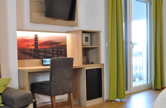 Double room with balcony, lake view, south/west side - Seehotel Herlinde