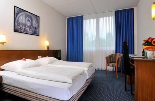 Double room with extra bed, shower or bath, WC - Quick Hotel Dresden West