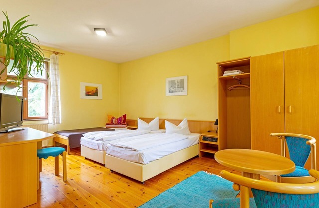 Double room with shared bathroom 2 - Jugendgästehaus