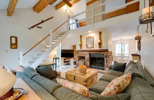 Dover Condo w/Grill & Balcony: 3 Mi to Mt Snow!