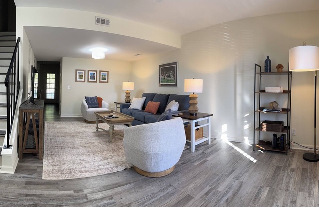 Down to the Wire, Cozy 2-bedroom condo with WiFi and AC in welcoming Auburn
