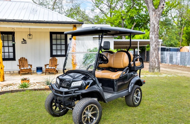 Downtown - 100 yr old renovated home w/Golf Cart! Pet & Kids OK - Full Kitchen