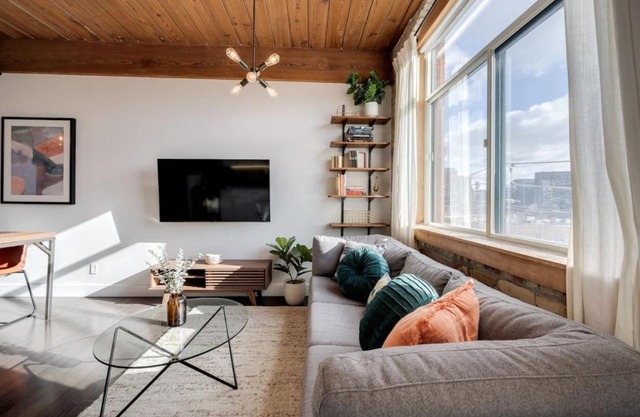 Downtown 1BR Modern Condo