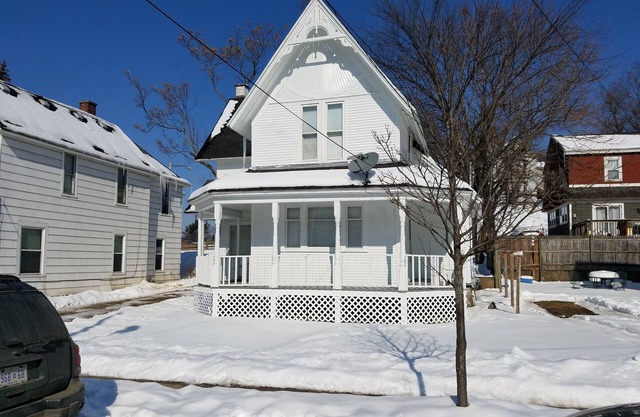 Downtown 2-Story Victorian-Style Cottage