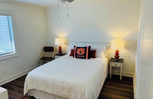 Downtown Auburn Retreat- Walking distance to Stadium, Toomer's & More!