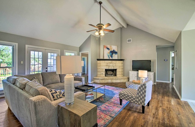 Downtown Boerne Home on Cibolo Creek w/Fire Pit