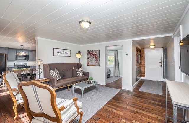 Downtown Bungalow Right in the Heart of Ellijay/Minimum Age Requirement of 25 y