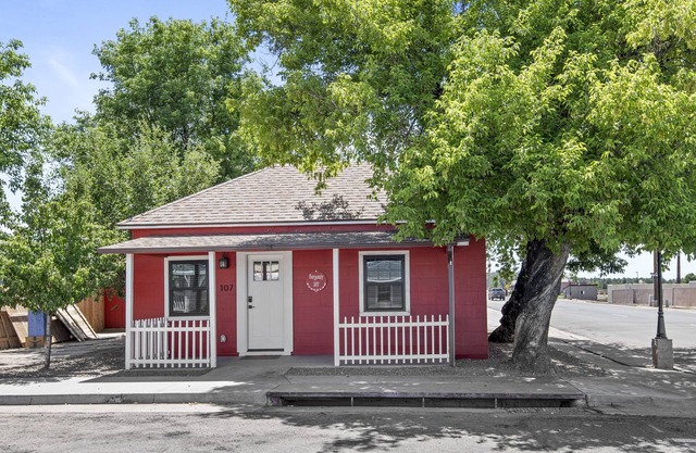 Downtown Burgundy Bungalow w/Fully Fenced Yard, AC, W/D, 3 Smart TVs, WiFi